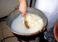 Preparazione del formaggio fatto in casa