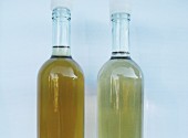 Il vino contenuto nella bottiglia di sinistra si è ossidato dopo 24 ore dal travaso. Per la conservazione del vino bisogna aggiungere metabisolfito di potassio prima del travaso.