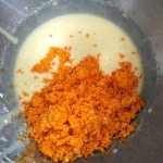 Unire il trito di carote e mandorle
