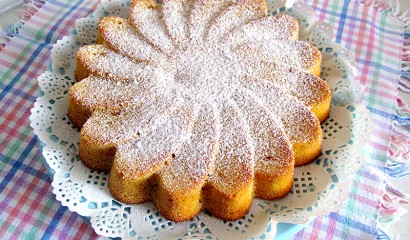 Torta carote e mandorle spoverizzata con lo zucchero a velo