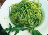 Piatto di pasta al pesto di rucola