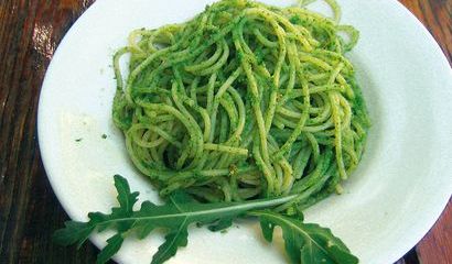 Piatto di pasta al pesto di rucola