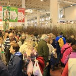 Fiera di Vita in Campagna 2016 Montichiari Brescia Lago di Garda – Corridoio con visitatori che comprano piante da frutto