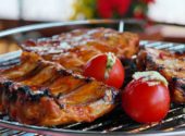 carne-alla-brace-barbecue-vita-in-campagna-giardino-amici