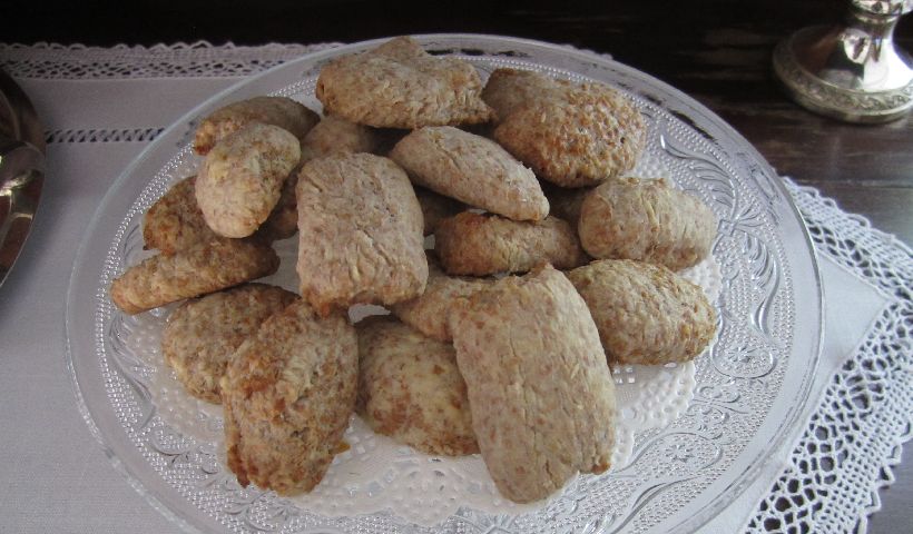 affettare i biscotti di crusca di frumento affettare i biscotti di crusca di frumento
